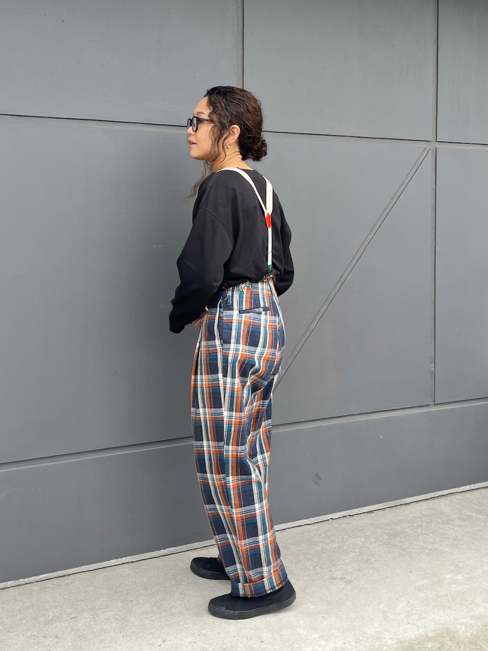 その他のパンツ、イエロー系のバックパック/リュック、ブラック系のTシャツ/カットソーを着用したレディースの秋コーディネートの3枚目の写真