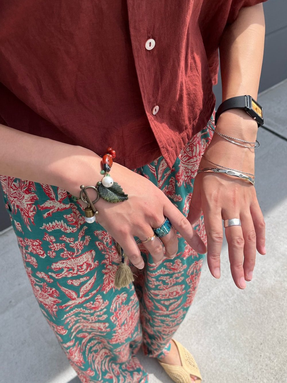 レッド系のシャツ/ブラウス、グリーン系のその他パンツ、ベージュ系のサンダルを着用したレディースの夏コーディネートの3枚目の写真