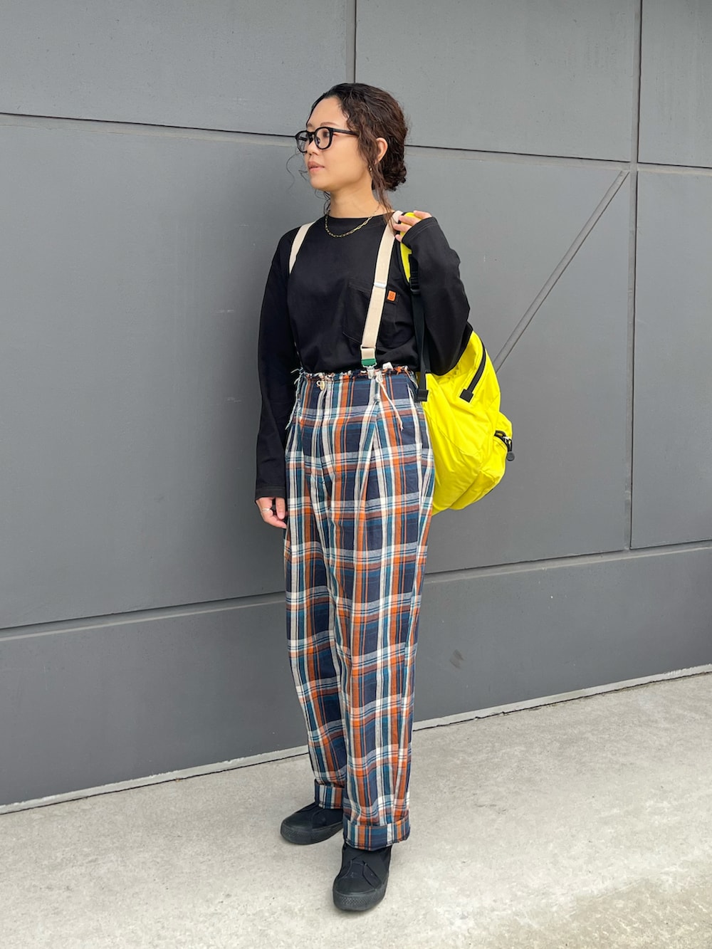 その他のパンツ、イエロー系のバックパック/リュック、ブラック系のTシャツ/カットソーを着用したレディースの秋コーディネートの2枚目の写真