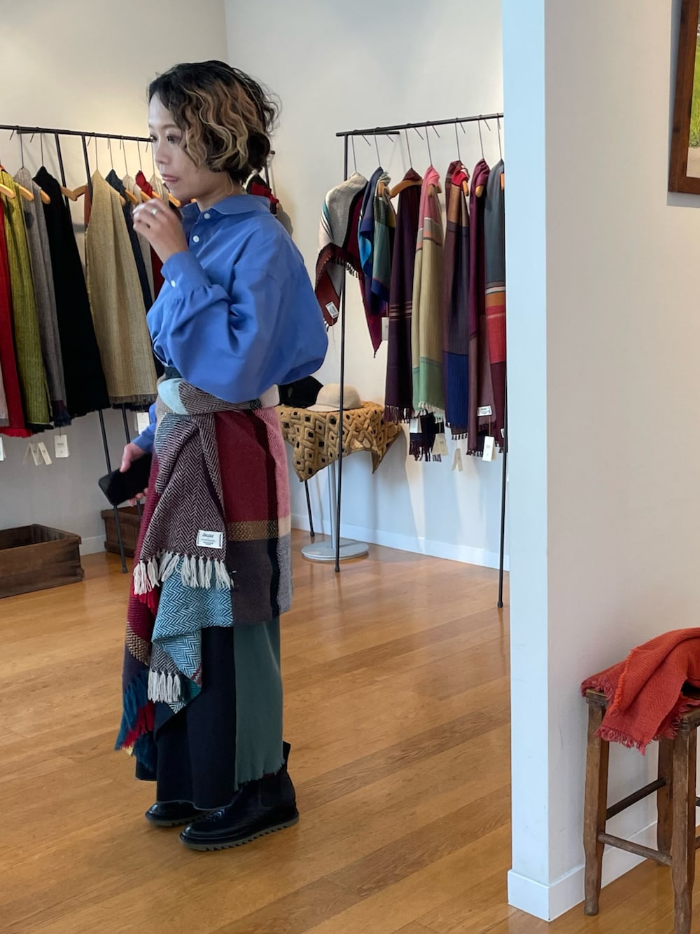 グリーン系のブーツ、ブルー系のシャツ/ブラウス、ブラック系のパンツを着用したレディースの秋コーディネートの4枚目の写真