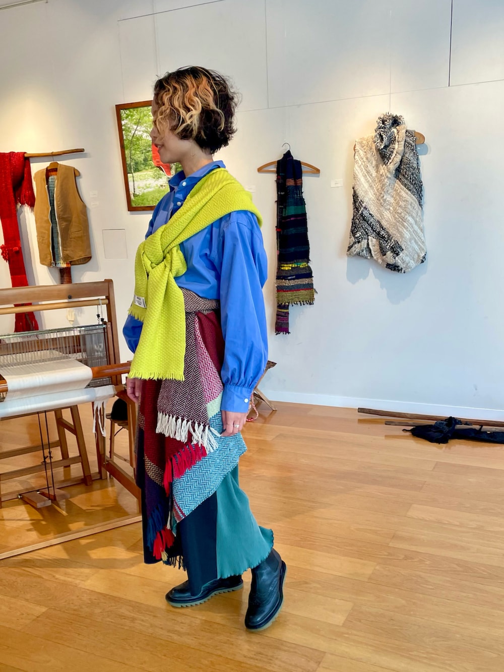 グリーン系のブーツ、ブルー系のシャツ/ブラウス、ブラック系のパンツを着用したレディースの秋コーディネートの3枚目の写真