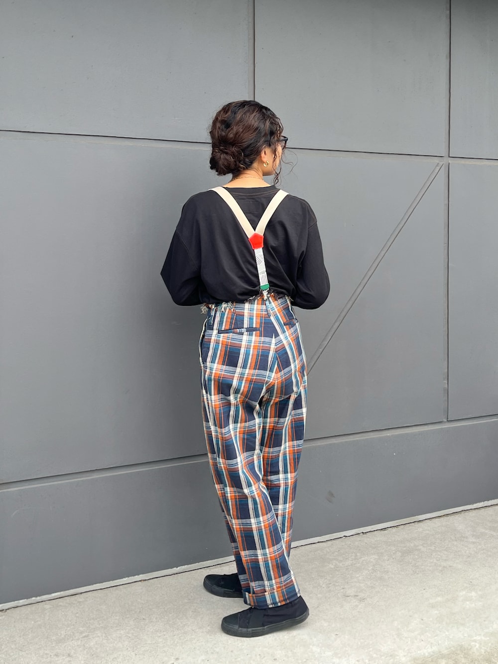 その他のパンツ、イエロー系のバックパック/リュック、ブラック系のTシャツ/カットソーを着用したレディースの秋コーディネートの4枚目の写真