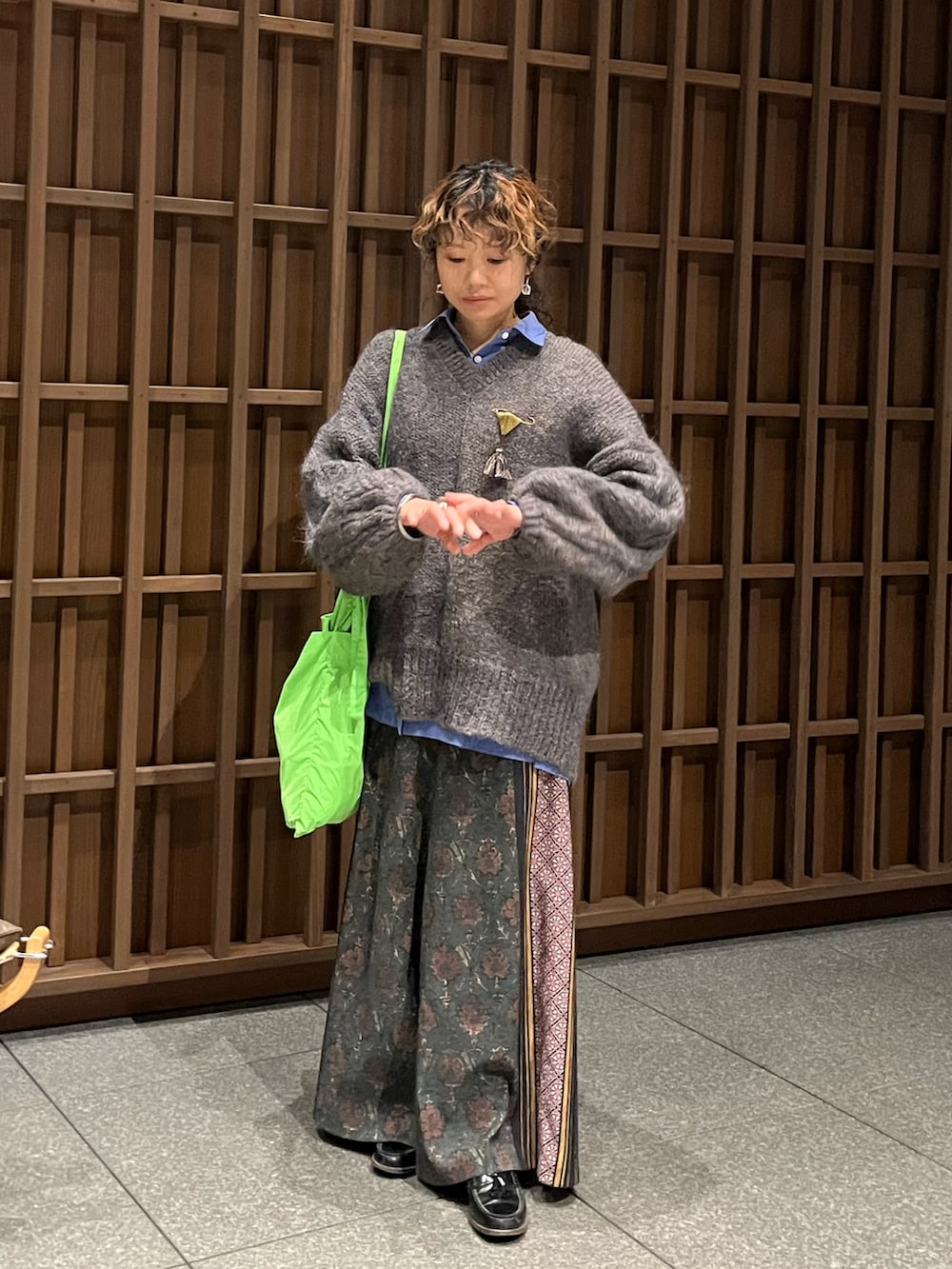 「冬コーデ、大人カジュアル、ニット、レイヤードスタイル、柄パンツ、シャツスタイル、ネオンカラー、ボリューム袖、オーバーサイズ、ショルダーバッグ、クリスマスに着たい服、クリスマス、ゆるニット、忘年会、ローファー」｜「もらいもののアイテム（ニット/セーター、グレー系）」を使った、aikoさん（レディース・158cm）の冬コーディネートの2枚目の写真