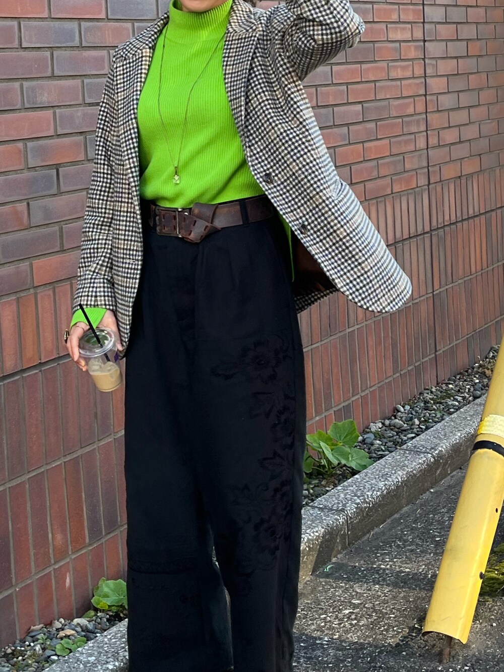 「リメイク、春コーデ、ネオングリーン、テーラードジャケット、チェック、ワイドパンツ、ブーツ、めがね、きれいめカジュアル、メンズライク、レース、ニット、ジャケット、大人カジュアル、オフィスカジュアル」｜「FREAK'S STOREの【WEB限定】ガンクラブチェックジャケット（テーラードジャケット、ベージュ系）」を使った、aikoさん（レディース・158cm）の春コーディネートの3枚目の写真