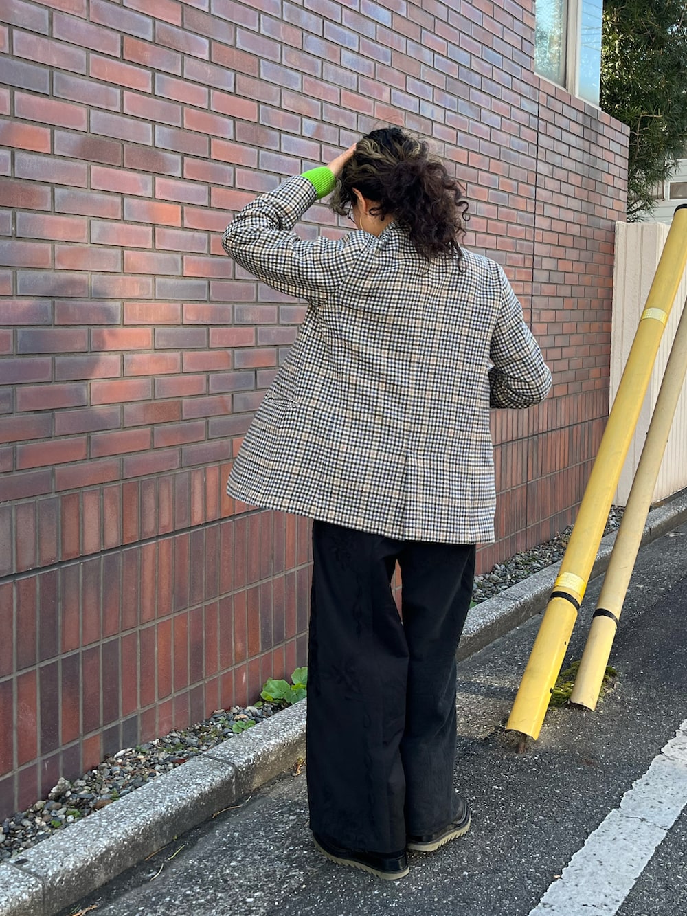 「リメイク、春コーデ、ネオングリーン、テーラードジャケット、チェック、ワイドパンツ、ブーツ、めがね、きれいめカジュアル、メンズライク、レース、ニット、ジャケット、大人カジュアル、オフィスカジュアル」｜「FREAK'S STOREの【WEB限定】ガンクラブチェックジャケット（テーラードジャケット、ベージュ系）」を使った、aikoさん（レディース・158cm）の春コーディネートの4枚目の写真