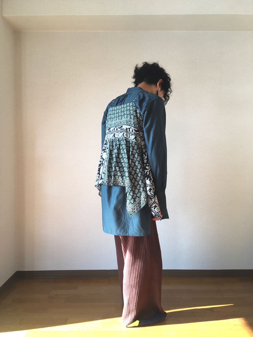 その他のキャミソール、ブルー系のシャツ/ブラウス、ブラウン系のその他パンツを着用したレディースの秋コーディネートの2枚目の写真