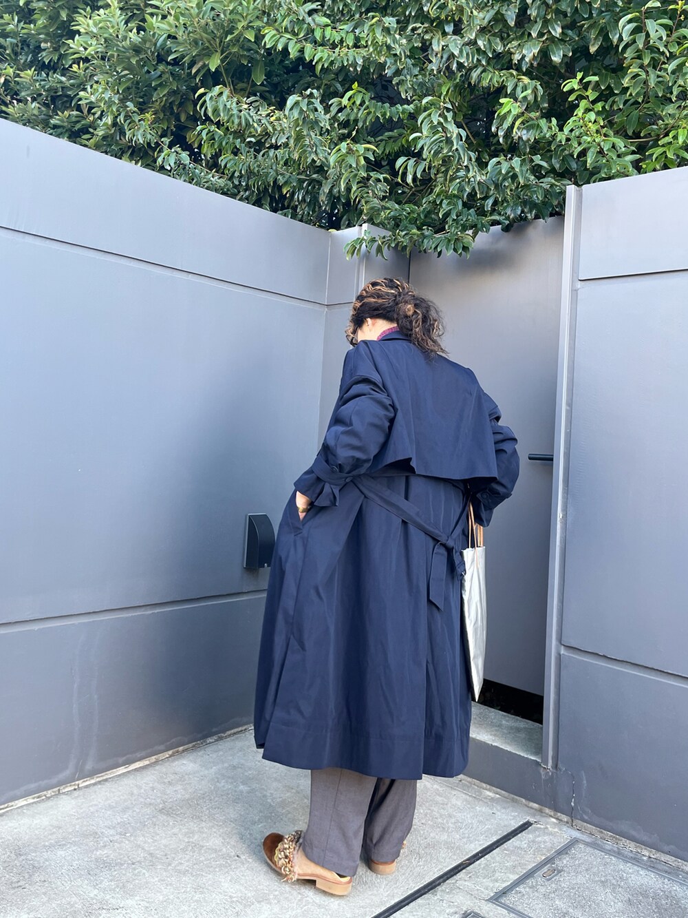 ベージュ系のスリッポン、グレー系のその他パンツ、シルバー系のトートバッグを着用したレディースの冬コーディネートの5枚目の写真