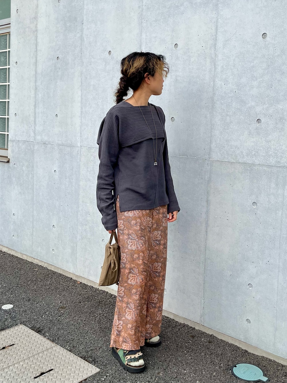 グレー系のTシャツ/カットソー、ベージュ系のショルダーバッグ、その他のパンツを着用したレディースの春コーディネートの2枚目の写真