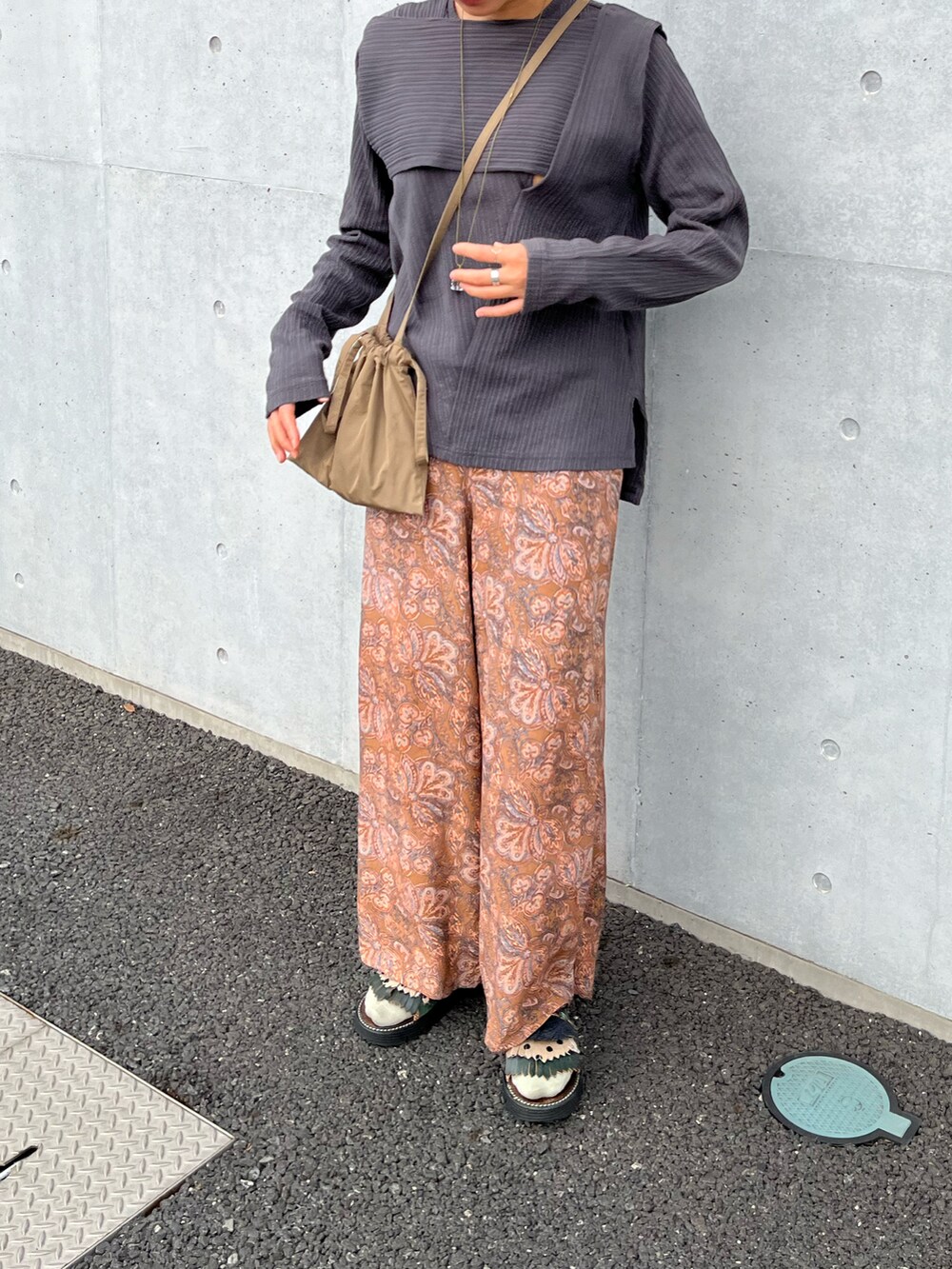 グレー系のTシャツ/カットソー、ベージュ系のショルダーバッグ、その他のパンツを着用したレディースの春コーディネートの5枚目の写真