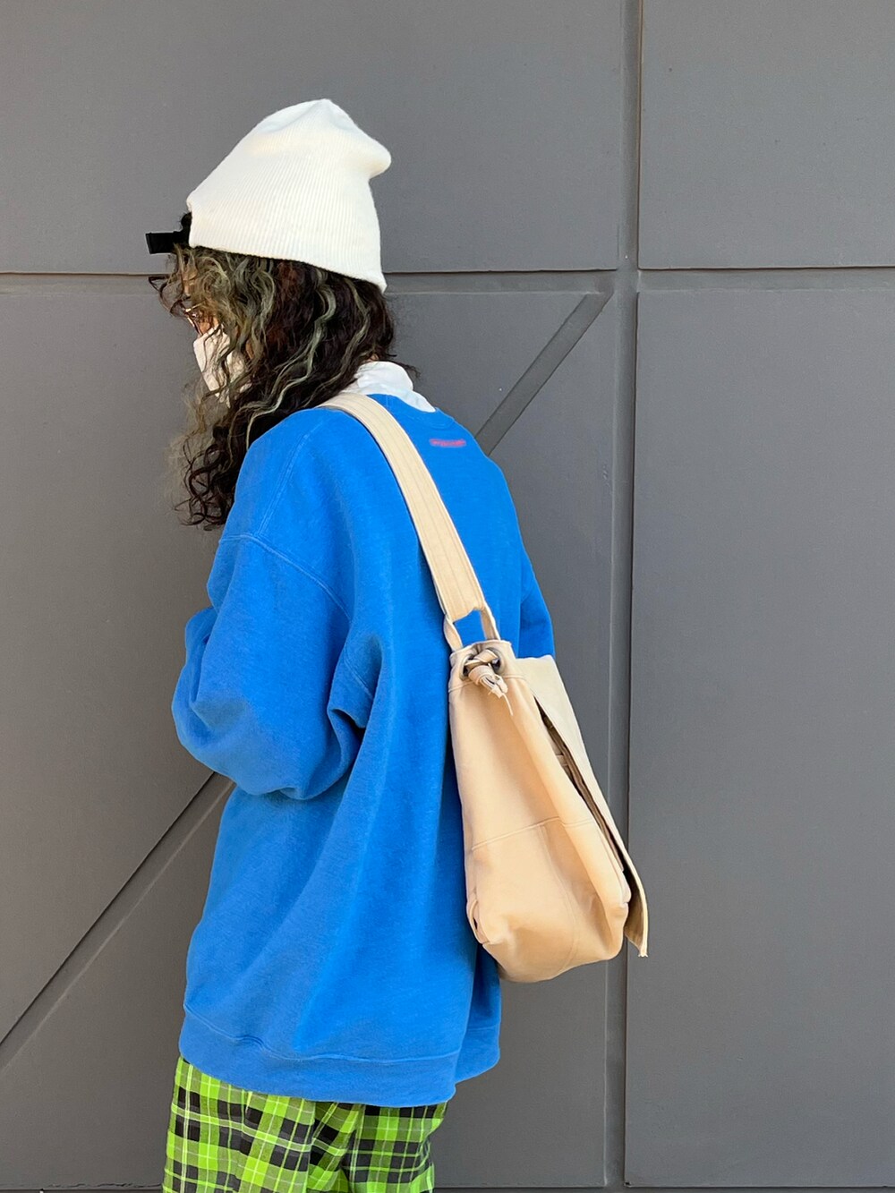 「シアートップス、春コーデ、春服、スウェット、チェックパンツ、柄パンツ、ビビットカラー、ニット帽、ショートブーツ、ショルダーバッグ、めがね、カジュアル、ストリート、ストリートカジュアル、グリーン」｜「AmeriのTARTAN CHECK STRAIGHT PANTS（その他パンツ、ベージュ系）」を使った、aikoさん（レディース・158cm）の春コーディネートの5枚目の写真