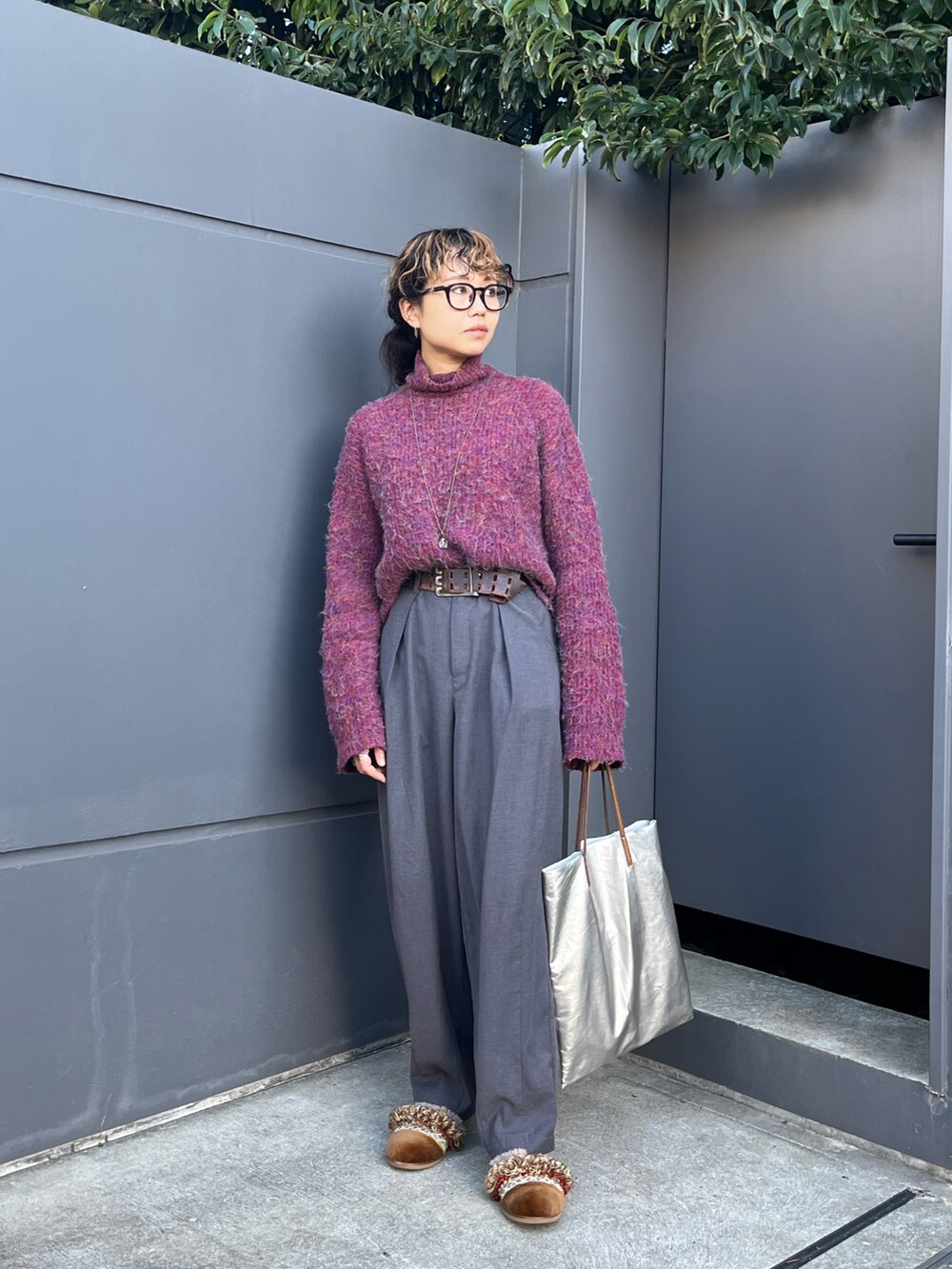 ベージュ系のスリッポン、グレー系のその他パンツ、シルバー系のトートバッグを着用したレディースの冬コーディネートの3枚目の写真