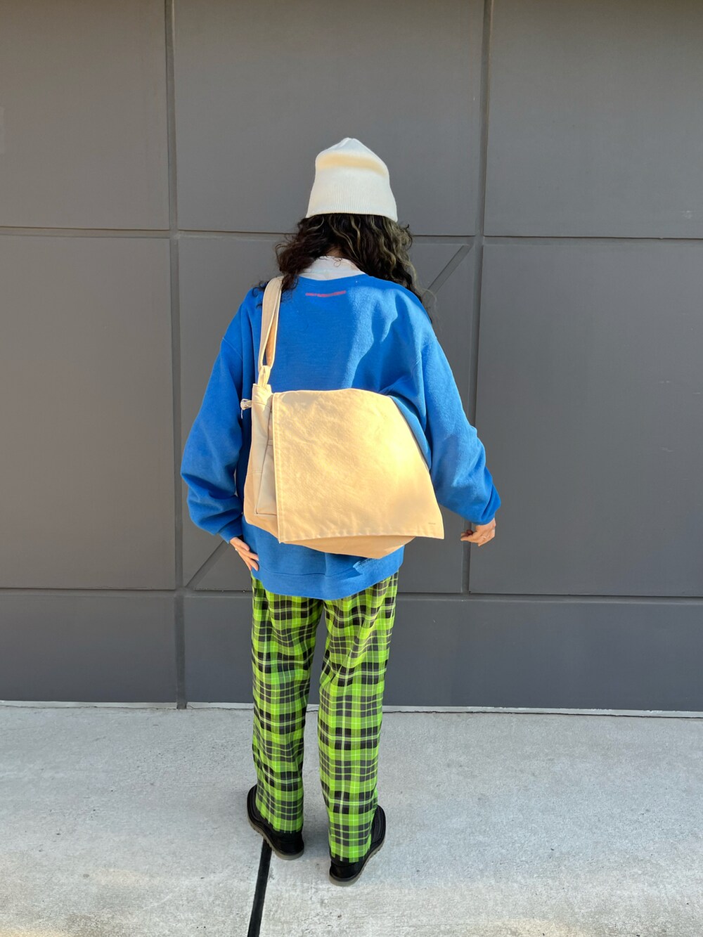 「シアートップス、春コーデ、春服、スウェット、チェックパンツ、柄パンツ、ビビットカラー、ニット帽、ショートブーツ、ショルダーバッグ、めがね、カジュアル、ストリート、ストリートカジュアル、グリーン」｜「AmeriのTARTAN CHECK STRAIGHT PANTS（その他パンツ、ベージュ系）」を使った、aikoさん（レディース・158cm）の春コーディネートの2枚目の写真