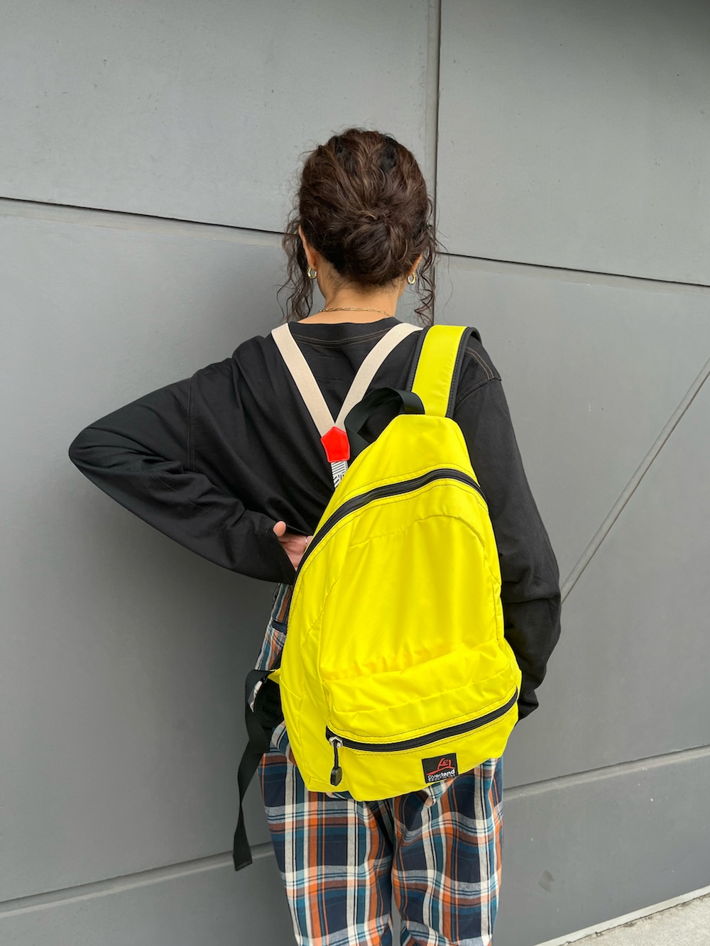 その他のパンツ、イエロー系のバックパック/リュック、ブラック系のTシャツ/カットソーを着用したレディースの秋コーディネートの5枚目の写真