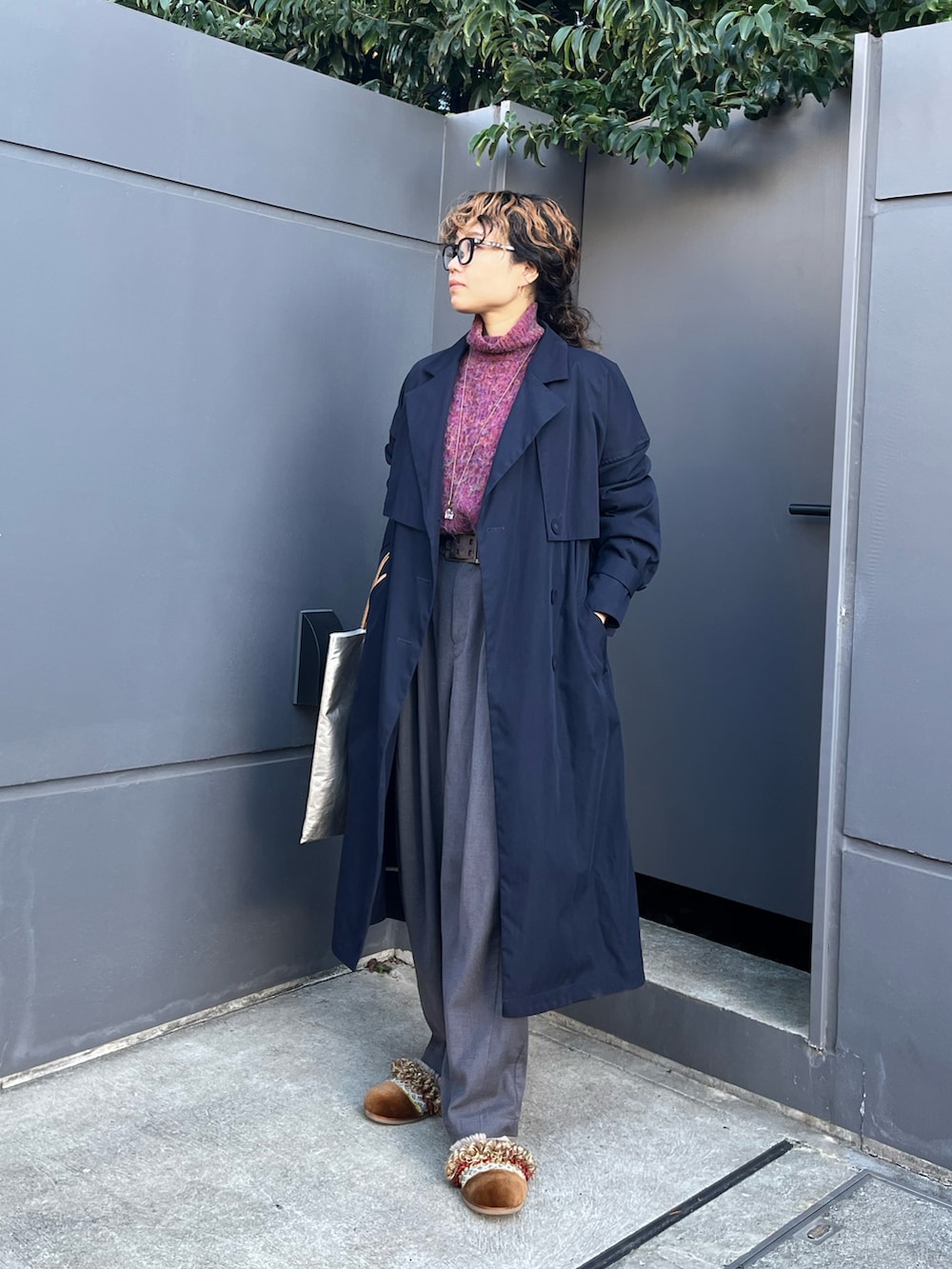 ベージュ系のスリッポン、グレー系のその他パンツ、シルバー系のトートバッグを着用したレディースの冬コーディネートの2枚目の写真
