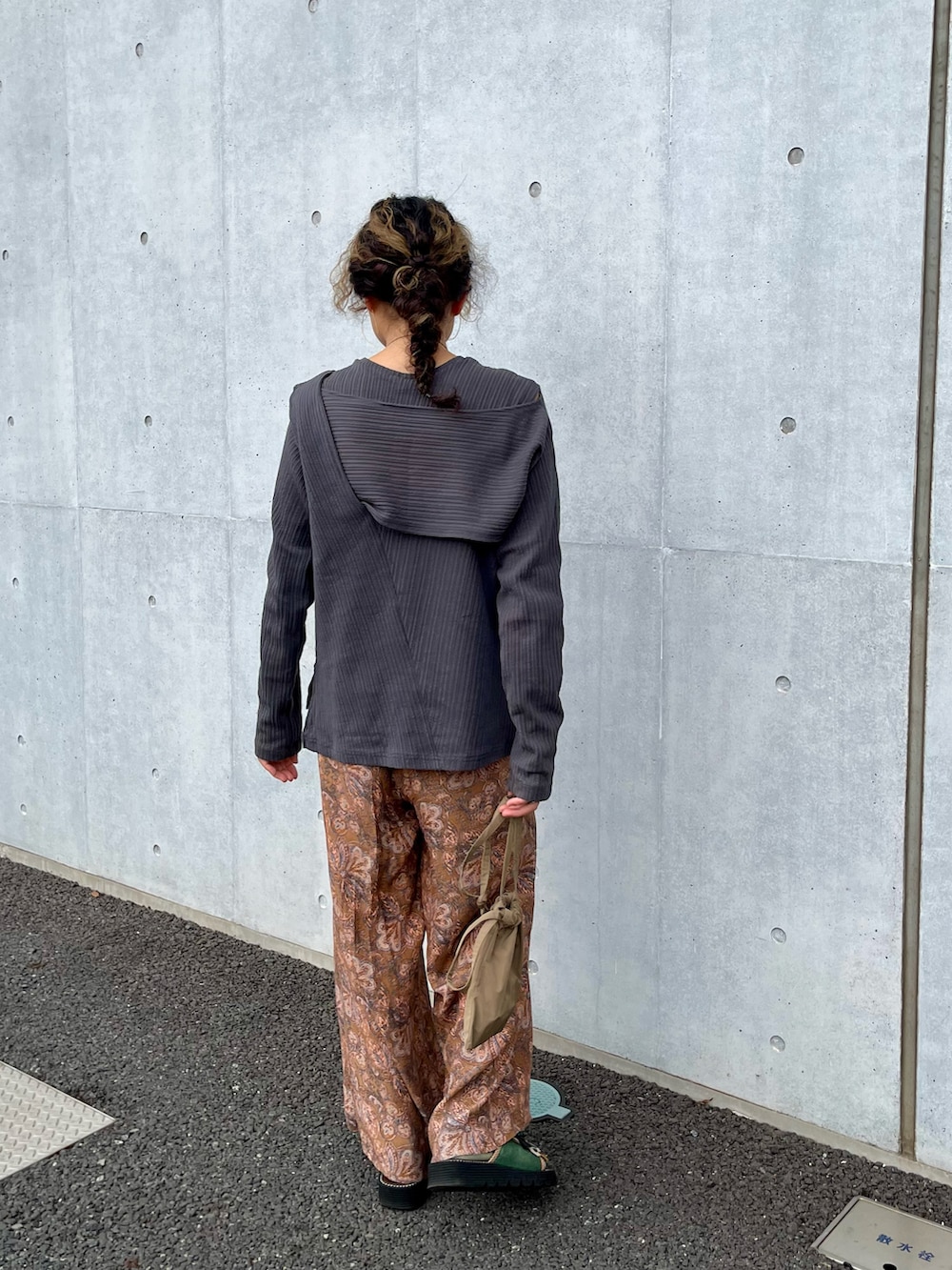 グレー系のTシャツ/カットソー、ベージュ系のショルダーバッグ、その他のパンツを着用したレディースの春コーディネートの4枚目の写真