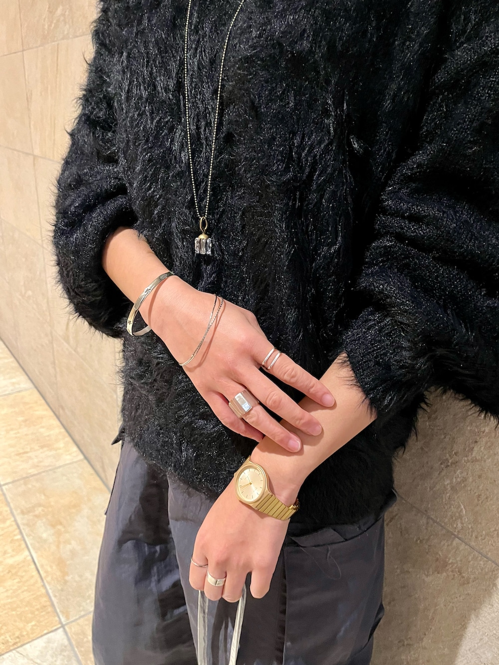 ブラック系のニット/セーター、ブルー系のスカート、グリーン系のブーツを着用したレディースの冬コーディネートの4枚目の写真