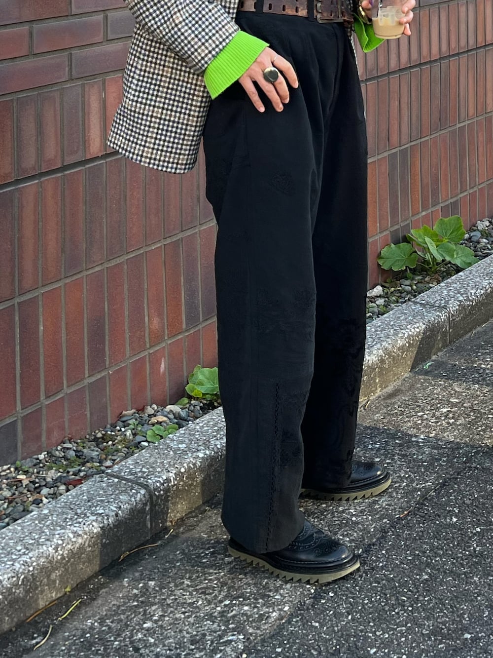 「リメイク、春コーデ、ネオングリーン、テーラードジャケット、チェック、ワイドパンツ、ブーツ、めがね、きれいめカジュアル、メンズライク、レース、ニット、ジャケット、大人カジュアル、オフィスカジュアル」｜「FREAK'S STOREの【WEB限定】ガンクラブチェックジャケット（テーラードジャケット、ベージュ系）」を使った、aikoさん（レディース・158cm）の春コーディネートの5枚目の写真
