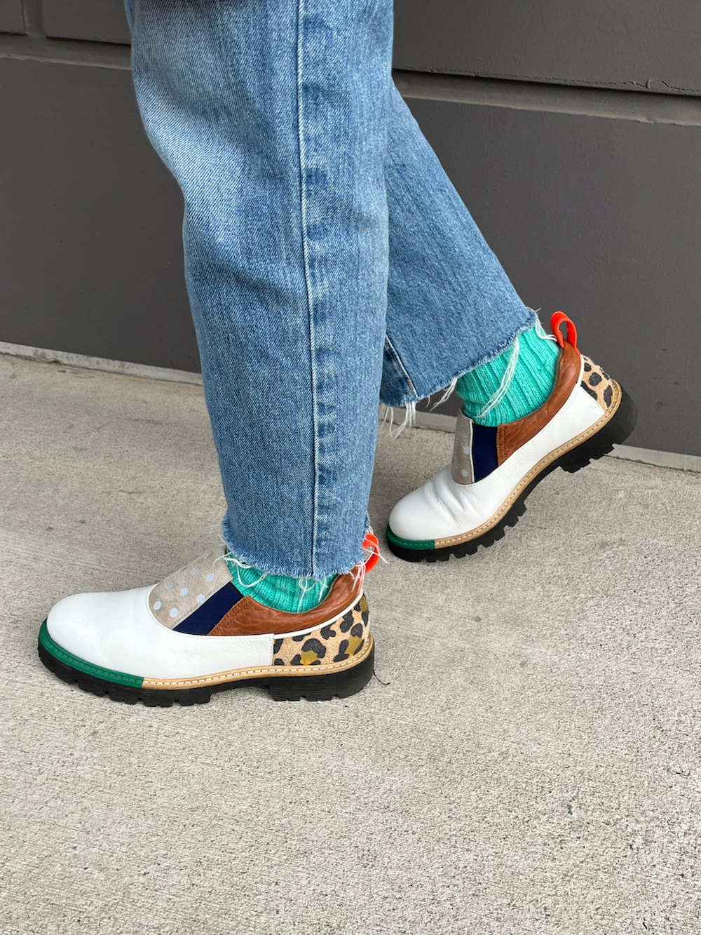 ピンク系のシャツ/ブラウス、ブルー系のデニムパンツ、ホワイト系のシューズを着用したレディースの春コーディネートの3枚目の写真