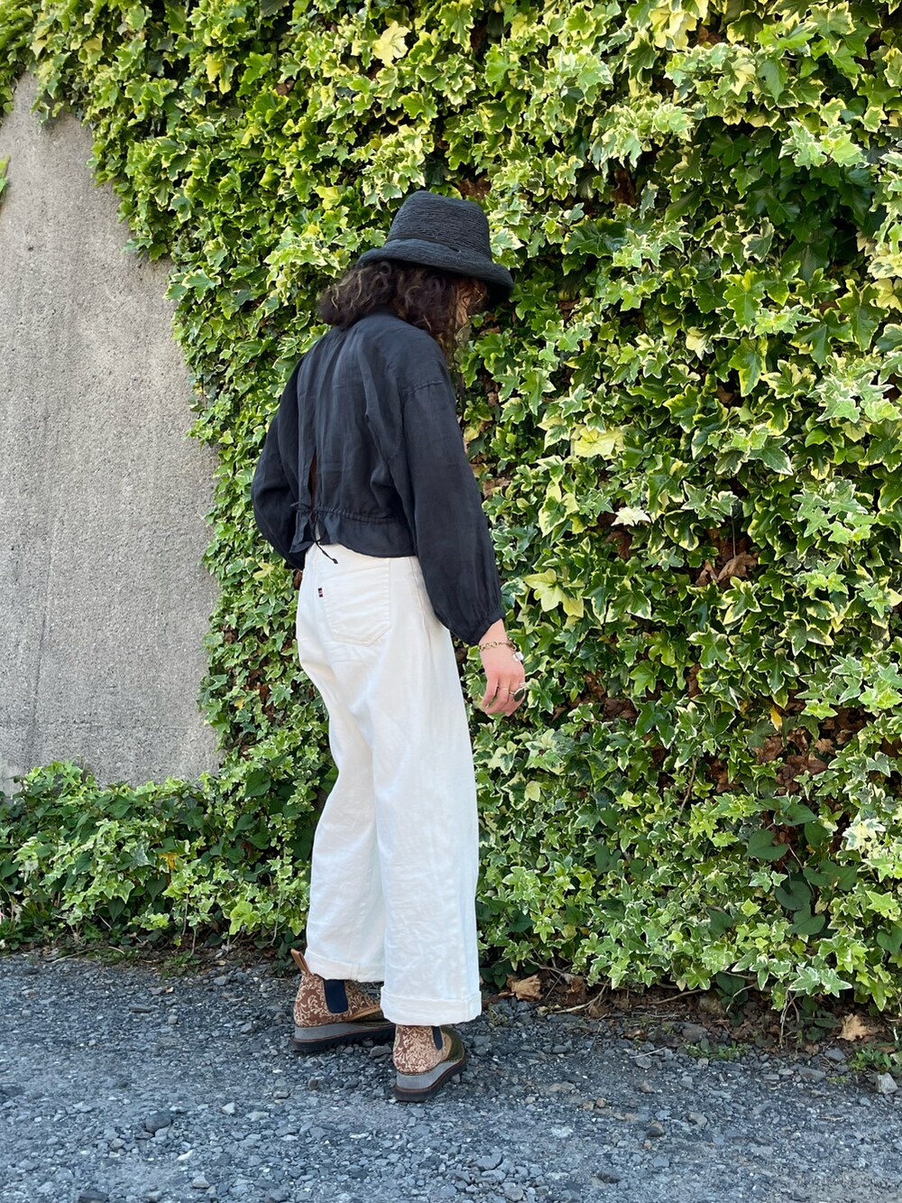 「初夏コーデ、モノトーン、ブーツ、白パンツ、ブラウス、お出かけコーデ、シースルー、デニムパンツ、デニム、麦わら帽子、ラフィアハット、ブローチ、シンプルコーデ、大人カジュアル、めがね」｜「JUCO.のスキップハット（ハット、ブラック系）」を使った、aikoさん（レディース・158cm）の春コーディネートの5枚目の写真