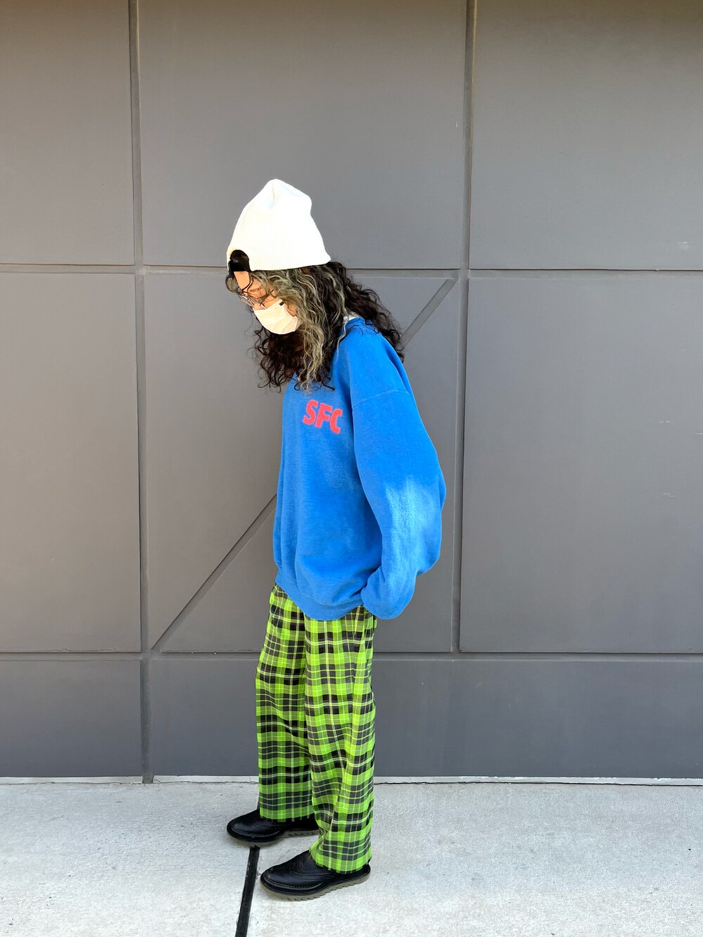 「シアートップス、春コーデ、春服、スウェット、チェックパンツ、柄パンツ、ビビットカラー、ニット帽、ショートブーツ、ショルダーバッグ、めがね、カジュアル、ストリート、ストリートカジュアル、グリーン」｜「AmeriのTARTAN CHECK STRAIGHT PANTS（その他パンツ、ベージュ系）」を使った、aikoさん（レディース・158cm）の春コーディネートの3枚目の写真