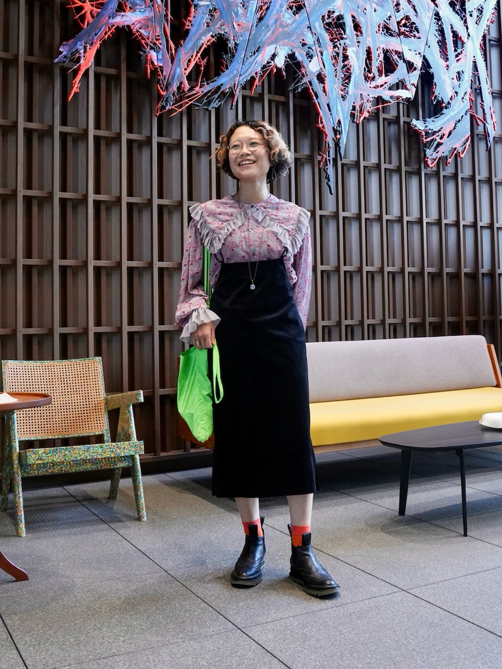 グリーン系のブーツ、グリーン系のトートバッグ、グレー系のシャツ/ブラウスを着用したレディースの秋コーディネートの2枚目の写真