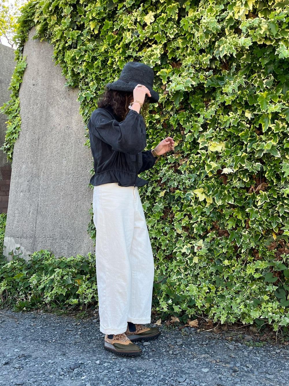 「初夏コーデ、モノトーン、ブーツ、白パンツ、ブラウス、お出かけコーデ、シースルー、デニムパンツ、デニム、麦わら帽子、ラフィアハット、ブローチ、シンプルコーデ、大人カジュアル、めがね」｜「JUCO.のスキップハット（ハット、ブラック系）」を使った、aikoさん（レディース・158cm）の春コーディネートの3枚目の写真