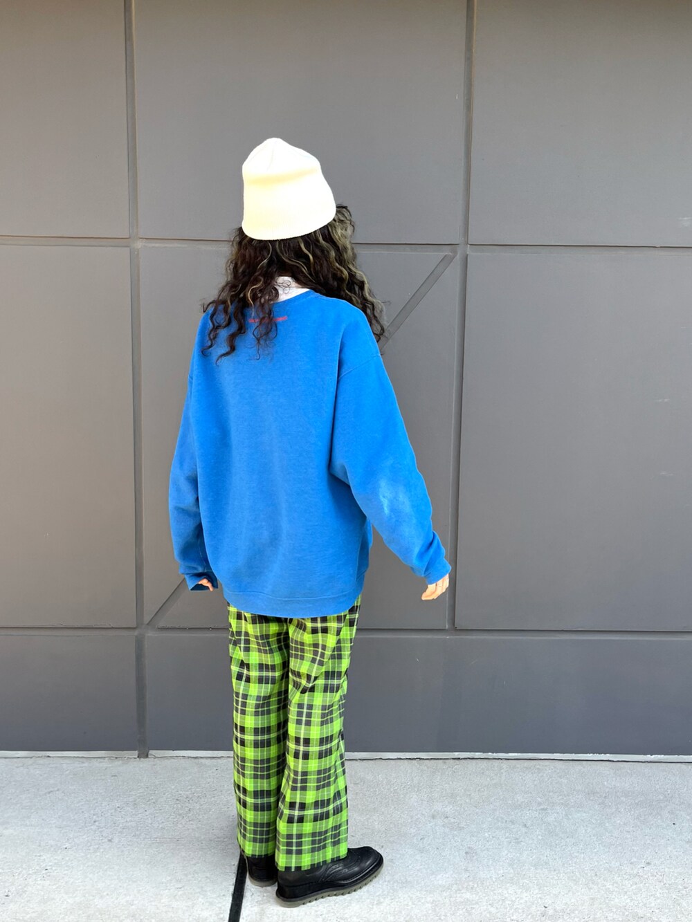 「シアートップス、春コーデ、春服、スウェット、チェックパンツ、柄パンツ、ビビットカラー、ニット帽、ショートブーツ、ショルダーバッグ、めがね、カジュアル、ストリート、ストリートカジュアル、グリーン」｜「AmeriのTARTAN CHECK STRAIGHT PANTS（その他パンツ、ベージュ系）」を使った、aikoさん（レディース・158cm）の春コーディネートの4枚目の写真