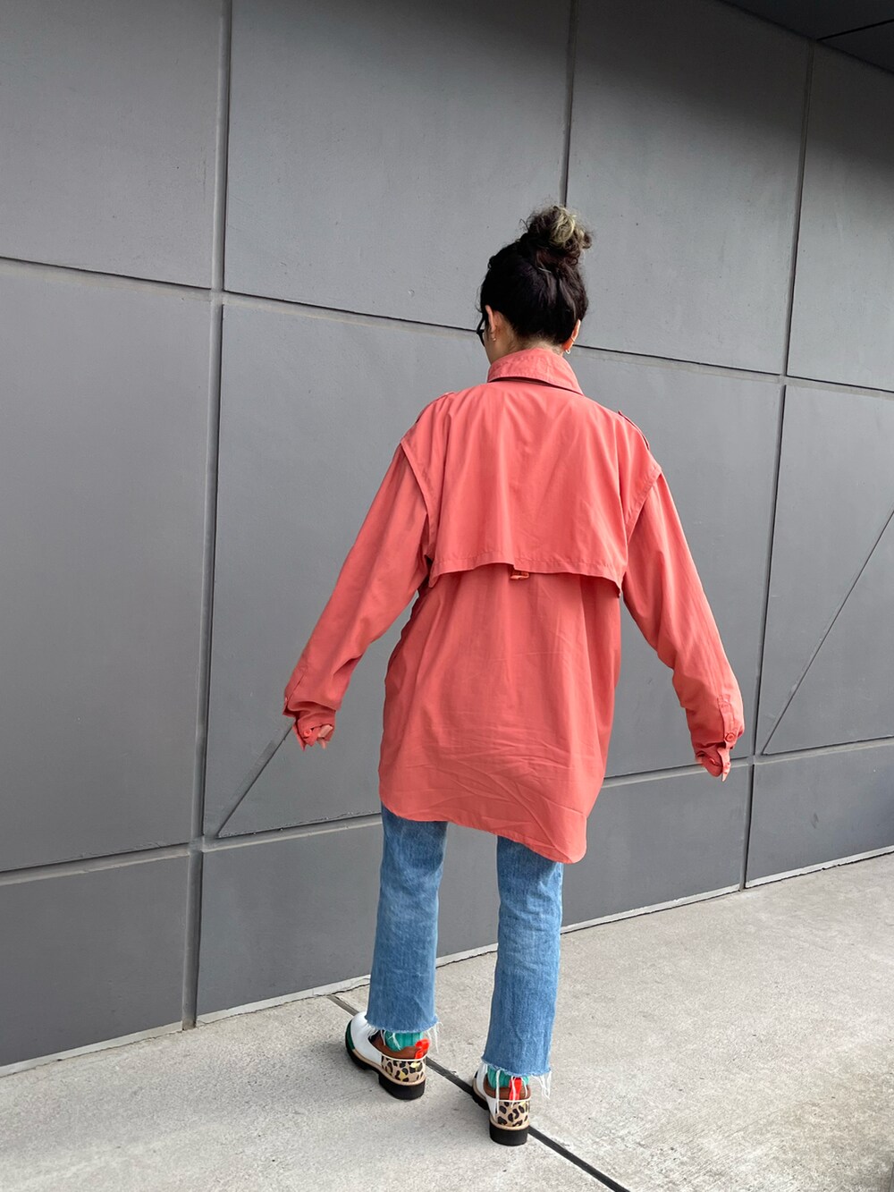 ピンク系のシャツ/ブラウス、ブルー系のデニムパンツ、ホワイト系のシューズを着用したレディースの春コーディネートの4枚目の写真