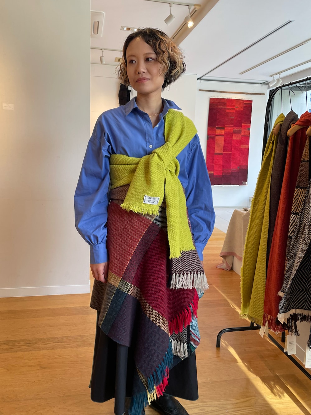 グリーン系のブーツ、ブルー系のシャツ/ブラウス、ブラック系のパンツを着用したレディースの秋コーディネートの2枚目の写真