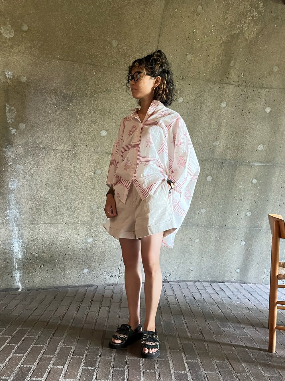 グリーン系のサンダル、ホワイト系のシャツ/ブラウス、ホワイト系のデニムパンツを着用したレディースの夏コーディネートの2枚目の写真
