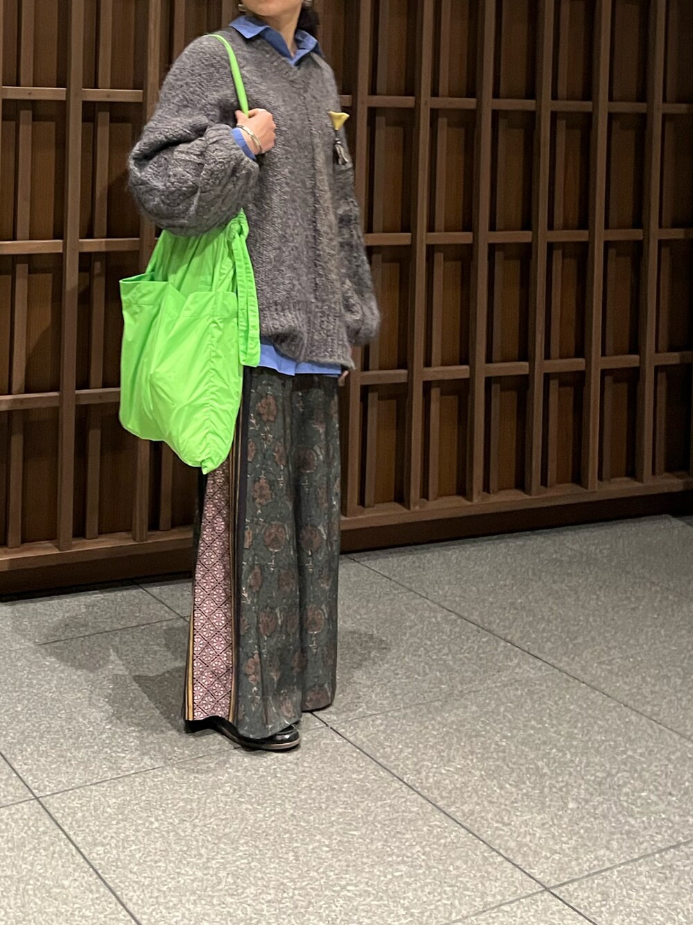 「冬コーデ、大人カジュアル、ニット、レイヤードスタイル、柄パンツ、シャツスタイル、ネオンカラー、ボリューム袖、オーバーサイズ、ショルダーバッグ、クリスマスに着たい服、クリスマス、ゆるニット、忘年会、ローファー」｜「もらいもののアイテム（ニット/セーター、グレー系）」を使った、aikoさん（レディース・158cm）の冬コーディネートの3枚目の写真