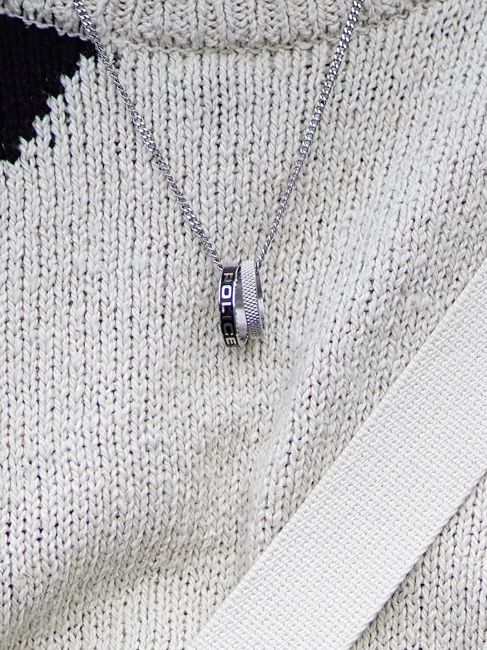 その他のニット/セーター、グリーン系のカーゴパンツ、グレー系のスニーカーを着用したメンズの秋コーディネートの2枚目の写真