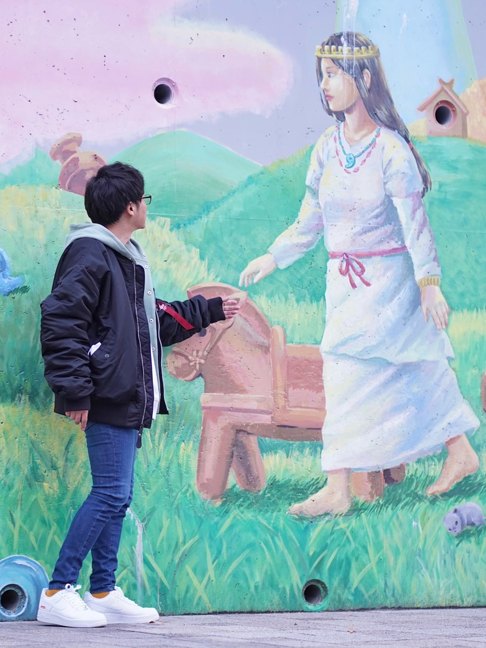 ブラック系のMA-1、グリーン系のパーカー、ホワイト系のスウェットを着用したメンズの冬コーディネートの2枚目の写真