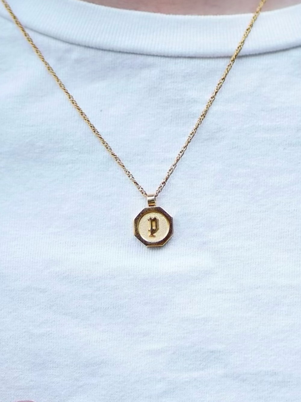 ブラック系のデニムパンツ、ブルー系のテーラードジャケット、ホワイト系のTシャツ/カットソーを着用したメンズの秋コーディネートの2枚目の写真