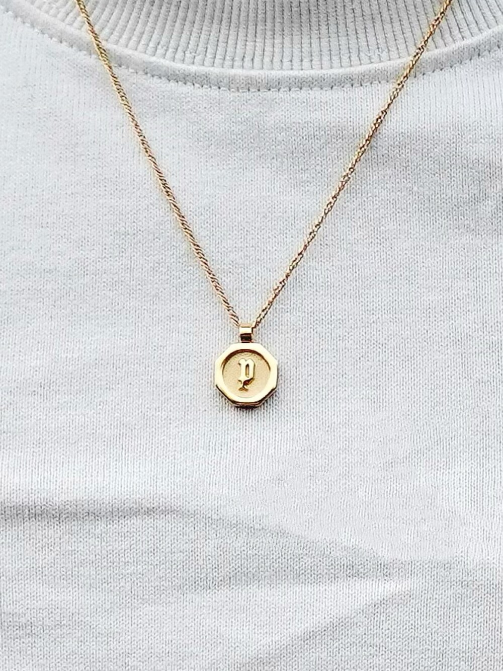 ホワイト系のカーディガン/ボレロ、ベージュ系のTシャツ/カットソー、ブラック系のその他パンツを着用したメンズの夏コーディネートの2枚目の写真