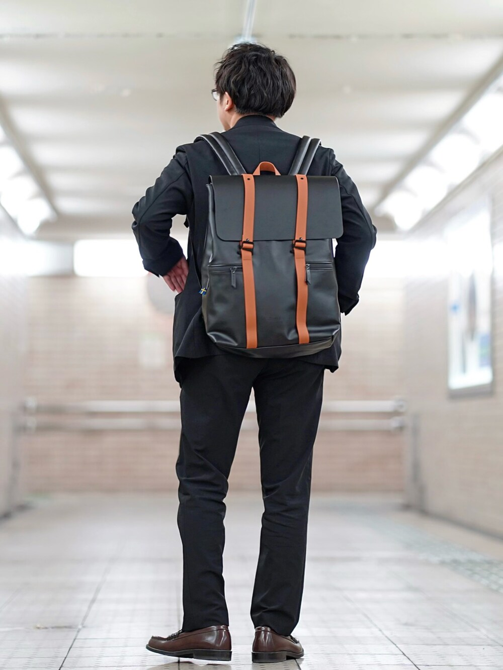 ブルー系のシャツ/ブラウス、ブラック系のジャケット/アウター、ブラック系のスラックスを着用したメンズの春コーディネートの2枚目の写真