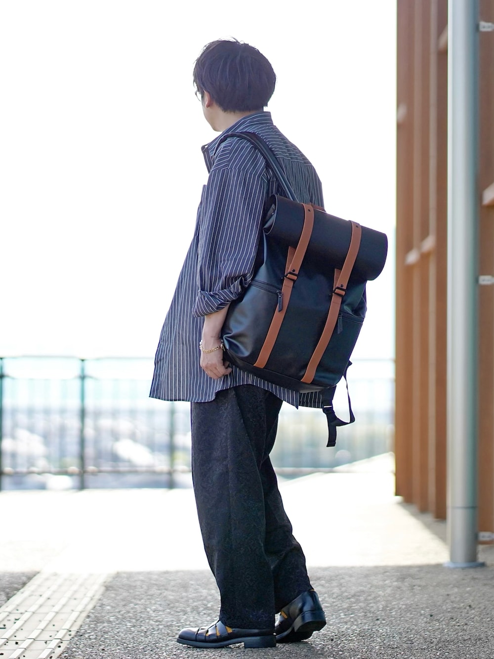 ブラック系のシャツ/ブラウス、ブラック系のTシャツ/カットソー、ブラック系のその他パンツを着用したメンズの春コーディネートの2枚目の写真