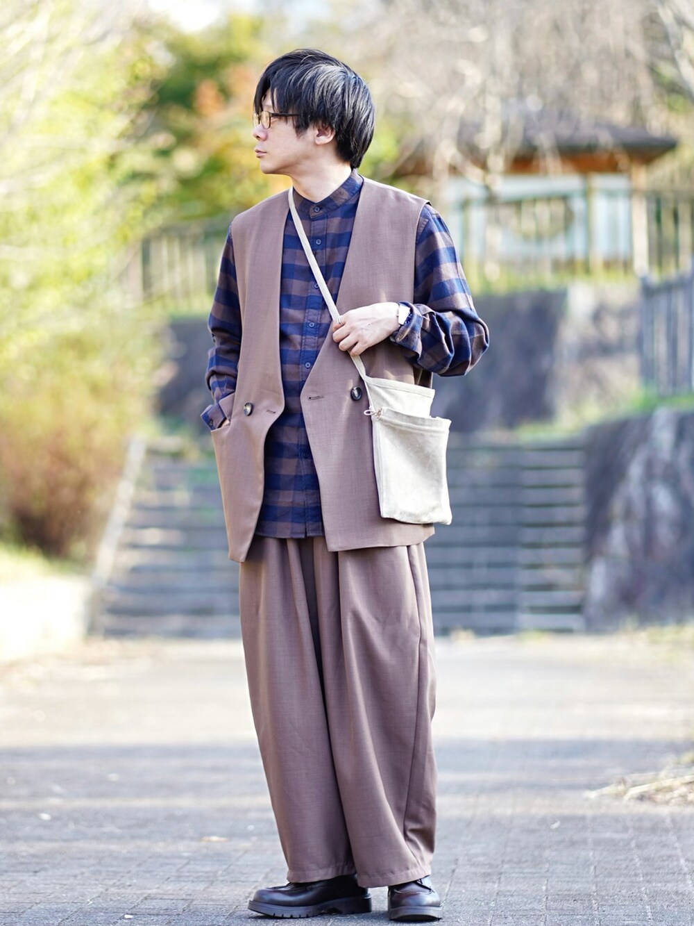 ブラウン系のシャツ/ブラウス、ブラウン系のテーラードジャケット、ブラウン系のベストを着用したメンズの秋コーディネートの3枚目の写真