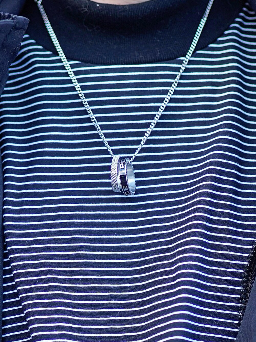 ブラック系のその他アウター、ブラック系のTシャツ/カットソー、ブラック系のその他パンツを着用したメンズの冬コーディネートの2枚目の写真