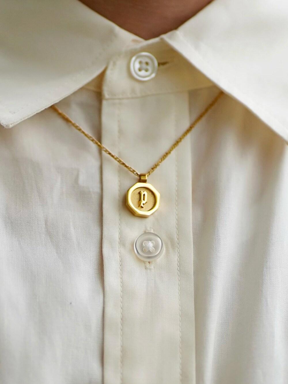 ホワイト系のシャツ/ブラウス、ブラック系のサロペット/オーバーオール、ブラック系のスニーカーを着用したメンズの秋コーディネートの2枚目の写真