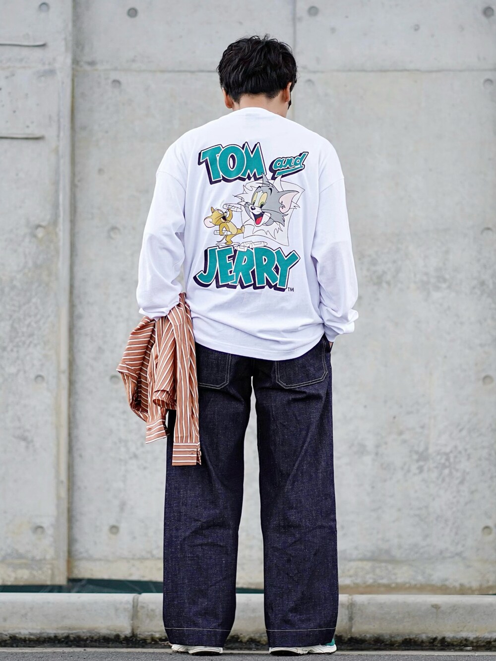 ホワイト系のTシャツ/カットソー、オレンジ系のシャツ/ブラウス、ブルー系のデニムパンツを着用したメンズの秋コーディネートの2枚目の写真