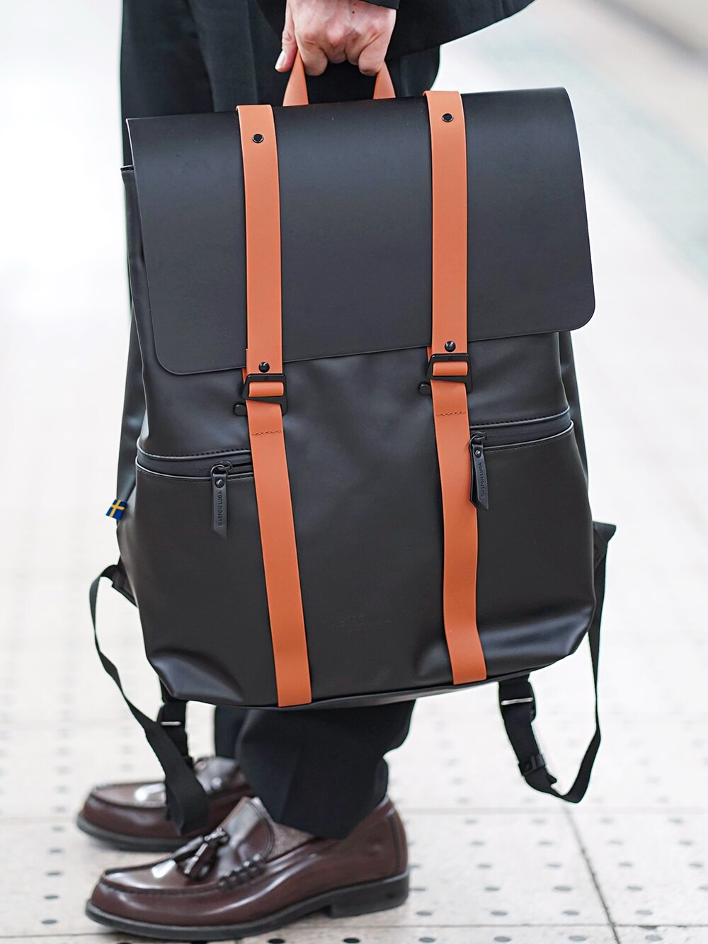 ブルー系のシャツ/ブラウス、ブラック系のジャケット/アウター、ブラック系のスラックスを着用したメンズの春コーディネートの3枚目の写真