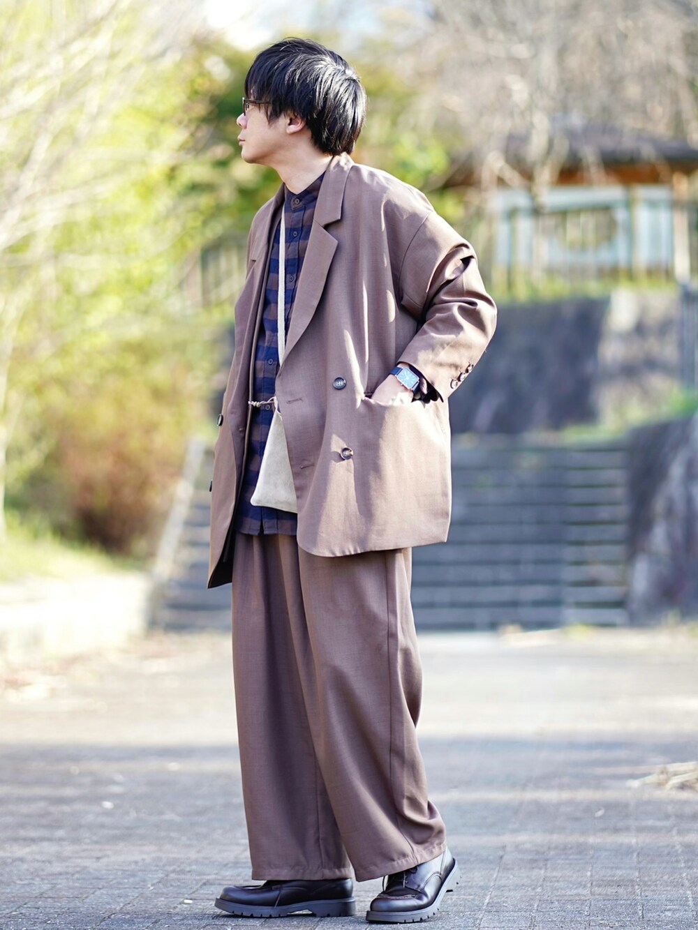 ブラウン系のシャツ/ブラウス、ブラウン系のテーラードジャケット、ブラウン系のベストを着用したメンズの秋コーディネートの2枚目の写真