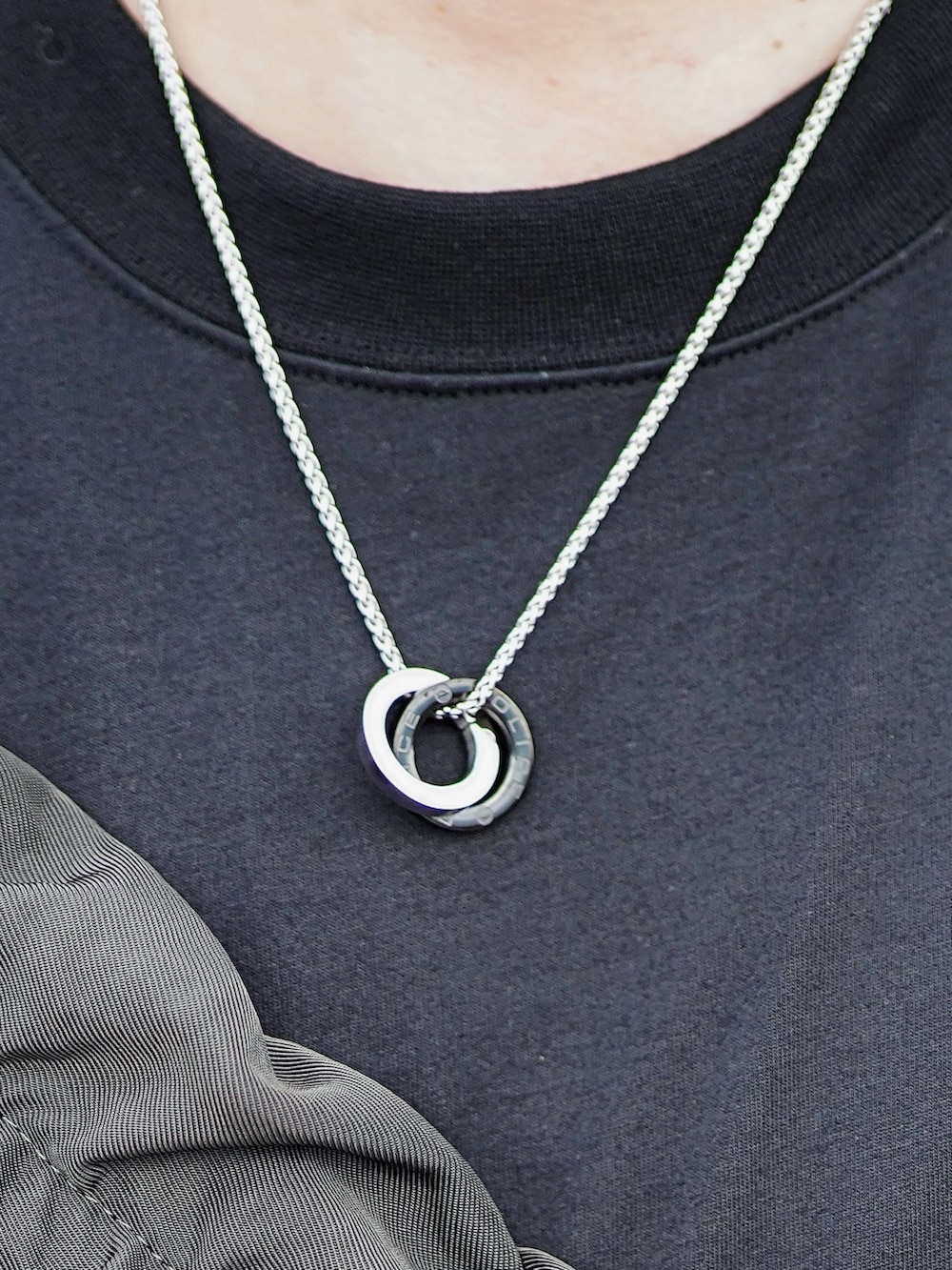 ブラック系のTシャツ/カットソー、ブラック系のその他パンツ、ブラック系のスニーカーを着用したメンズの夏コーディネートの2枚目の写真