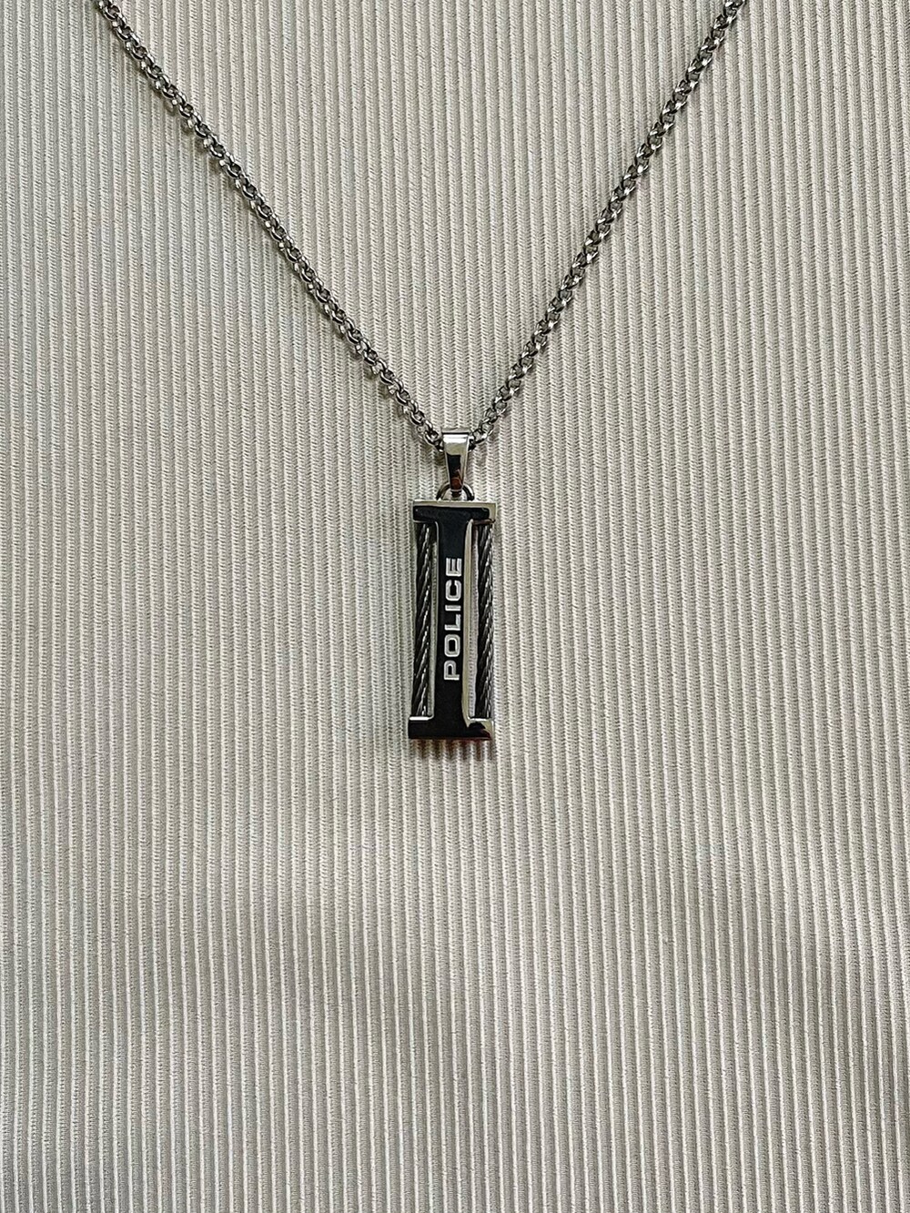 ブルー系のデニムジャケット、ホワイト系のTシャツ/カットソー、ベージュ系のその他パンツを着用したメンズの秋コーディネートの2枚目の写真