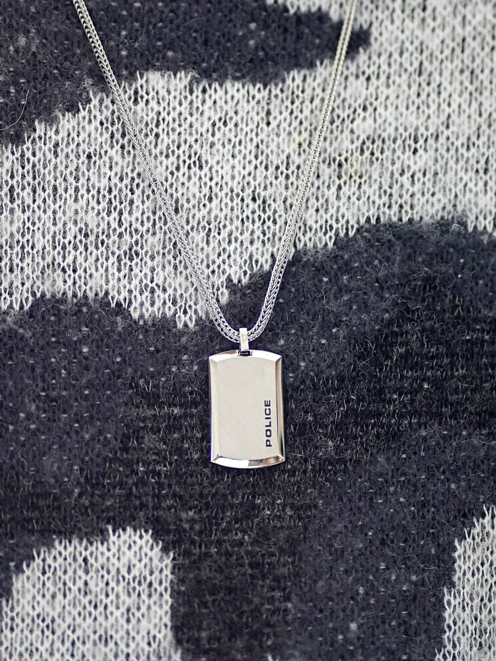 ホワイト系のダウンジャケット/コート、ブラック系のニット/セーター、ブラック系のその他パンツを着用したメンズの秋コーディネートの2枚目の写真