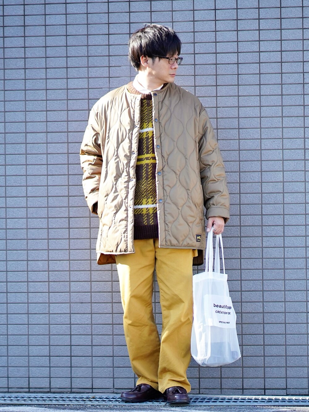 ブラウン系のブルゾン、ホワイト系のシャツ/ブラウス、ブラウン系のニット/セーターを着用したメンズの冬コーディネートの2枚目の写真