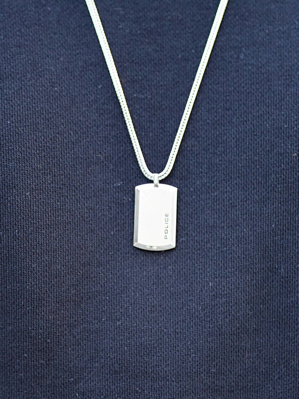 ブラック系のスウェット、オレンジ系のTシャツ/カットソー、ブルー系のデニムパンツを着用したメンズの秋コーディネートの2枚目の写真