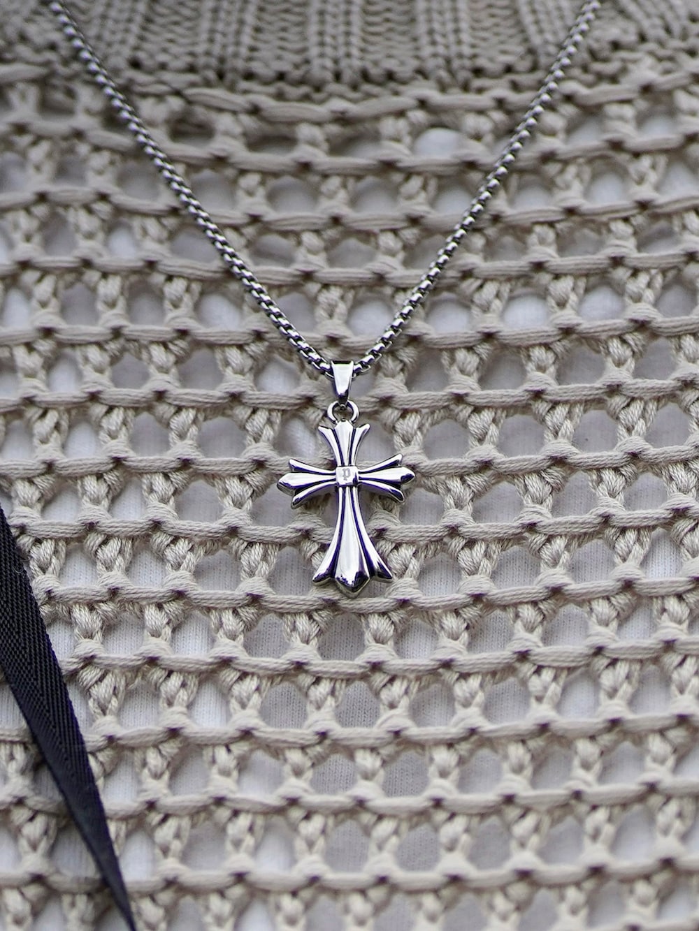 ベージュ系のニット/セーター、ホワイト系のTシャツ/カットソー、グリーン系のカーゴパンツを着用したメンズの春コーディネートの2枚目の写真