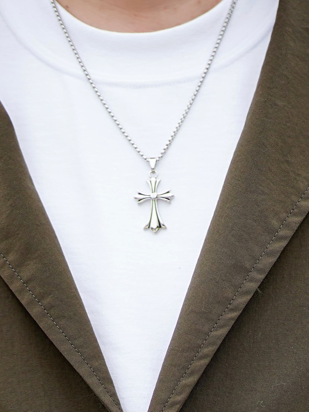 グリーン系のその他アウター、ホワイト系のTシャツ/カットソー、グリーン系のその他パンツを着用したメンズの春コーディネートの2枚目の写真